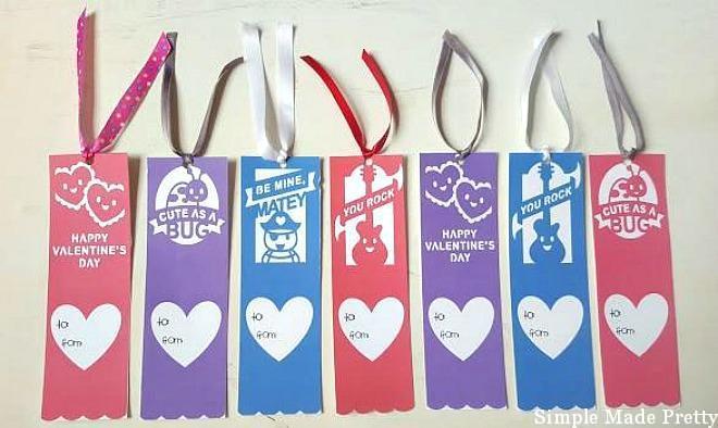 These Free Printable Valentine's Day Bookmark Cards are perfect for your little ones learning to read to hand out to their friends! Free printable Valentines, Valentine bookmarks, Free printable Valentine Cards, Valentines printables