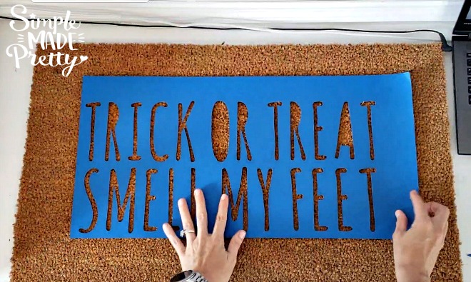 Learn how to use your Cricut Explore to make a DIY welcome mat door mat and a cute Halloween welcome mat! Halloween welcome signs front porches | Halloween Welcome mat | diy home decor on a budget | DIY home decor dollar store #fallfrontporchdecor #halloweendecorideas #halloweenhomedecor #cricutcraftideas #cricutsvgfiles