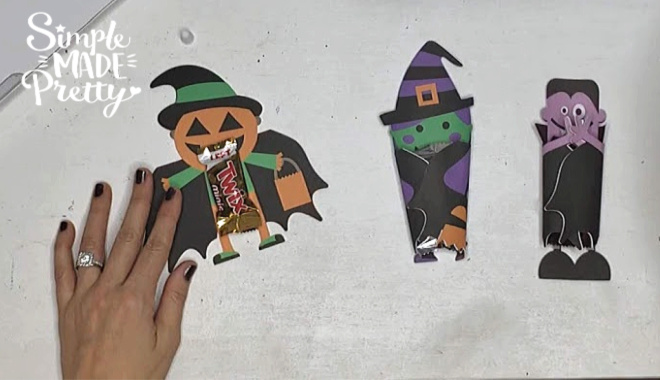 These Cricut Print Then Cut DIY Halloween Treats are the perfect favor for Halloween parties and more. Halloween treats for school parties, Halloween treats for kids, Halloween treat bags, Halloween treats for adults, Cricut Print and Cut, Cricut Print then Cut, Cricut print and cut projects, Cricut print and cut free printable, trick or treat bags diy ideas, trick or treat bags 