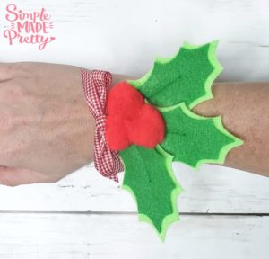 Learn how to make a Corsage or Boutonniere for your Christmas events or a sweet Christmas gift! Felt flowers, Felt Christmas Ornaments, DIY corsage wristlet, corsage wedding, brooch DIY, corsage tutorial, make a corsage,felt crafts, felt ornaments, DIY felt flowers, Christmas Cruise outfit, Christmas Cruise, family outfits, #feltcraftideas #diycorsage